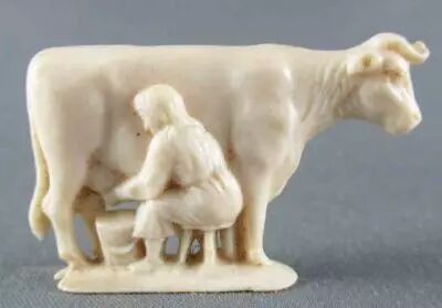 Figurine Publicitaire Le Baby l\'Aiglon - La Vie � la Campagne - Fermi�re Trayant une Vache