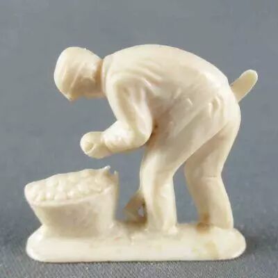 Figurine Publicitaire Le Baby l\'Aiglon - La Vie � la Campagne - Ramasseur de Pommes de Terre