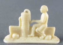 Figurine Publicitaire Le Baby l\'Aiglon - Le Tyroll - Femme Assise sur une Fontaine