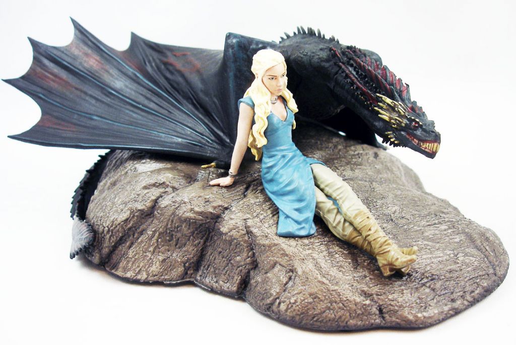 dark horse game of thrones daenerys & drogon statuette