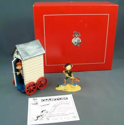 Gaston Lagaffe - Figurine de Collection Pixi - Gaston et Mlle Jeanne sortant de sa cabine de plage (Ref.4759)