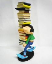 Gaston Lagaffe - Figurine Résine Plastoy - Gaston portant une pile de livres (neuf en boite)