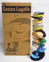 Gaston Lagaffe - Figurine Résine Plastoy - Gaston portant une pile de livres (neuf en boite)