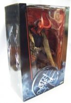 Hellboy - Mezco - Hellboy Battle Damaged Variant 45cm (18-inch) 02