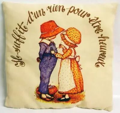 Holly Hobbie - Coussin \'\'Il suffit d\'un rien pour �tre heureux\'\'