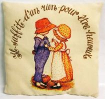 Holly Hobbie - Coussin \'\'Il suffit d\'un rien pour être heureux\'\'