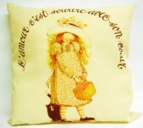 Holly Hobbie - Cushion \'\'L\'amour c\'est sourire avec son coeur\'\'