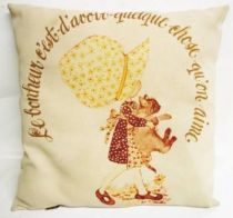 Holly Hobbie - Cushion \'\'Le bonheur c\'est d\'avoir quelque chose qu\'on aime\'\'