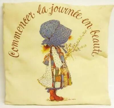 Holly Hobbie cushion \'\'Commencer la journ�e en beaut�\'\'