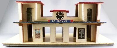 Hornby 0 Gauge Removable Train Station & Platform N�18 Wood