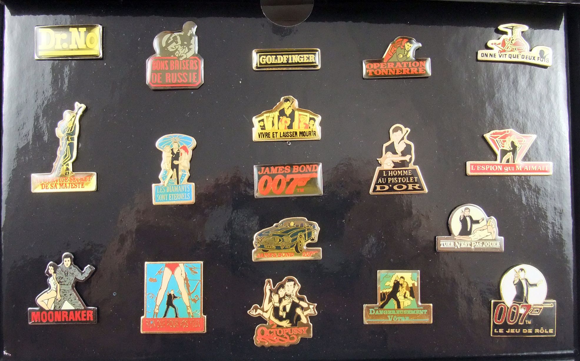 James Bond 007 - Boxed set of 18 enamel pins - Master Pin's France