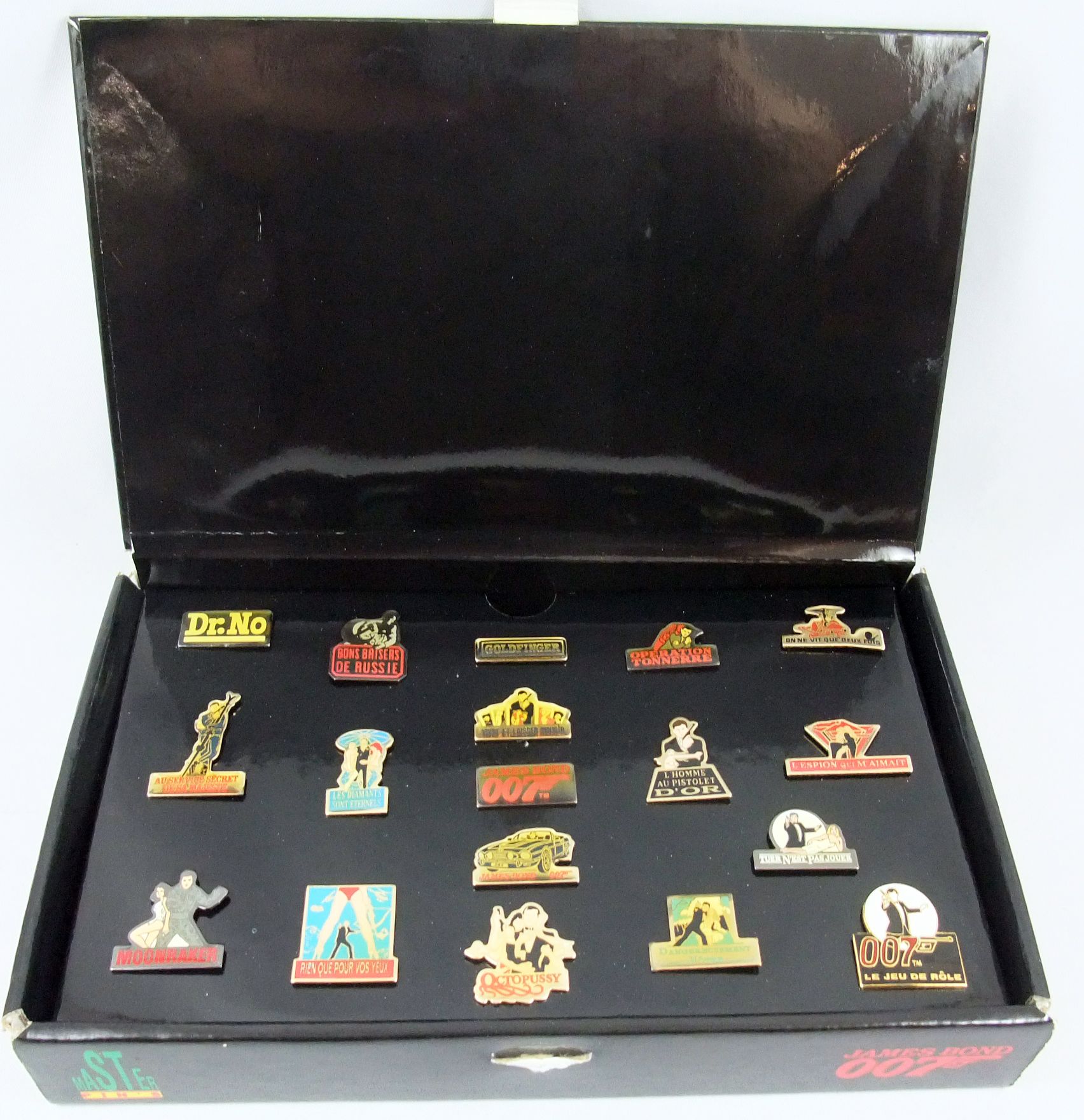 https://www.lulu-berlu.com/upload/image/james-bond---coffret-de-18-pins---master-pin-s-france-p-image-480100-grande.jpg