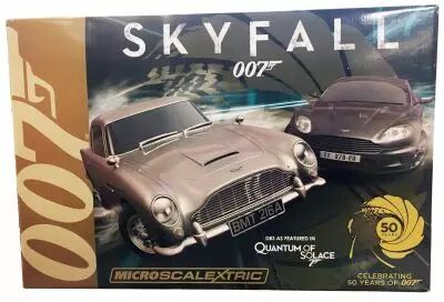 James Bond - Micro Scalextric - Skyfall - Aston Martin DB5 vs DBS (Edition Limit�e 50ans)