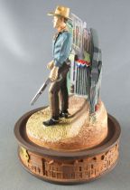 John Wayne - Statuette Résine Globe Verre Franklin Mint - Descendant la Rue Carabine en Main