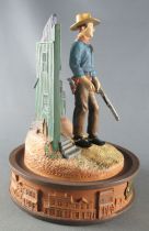 John Wayne - Statuette Résine Globe Verre Franklin Mint - Descendant la Rue Carabine en Main