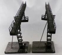 Jouef 933 Ho 2 x Signalling Gantries with 3 Aspect Housing not Wired + Signs Mint in box