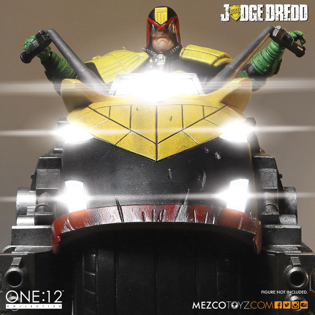 Judge Dredd's Lawmaster (Black Vers.) - Mezco Toys - 1:12 scale 