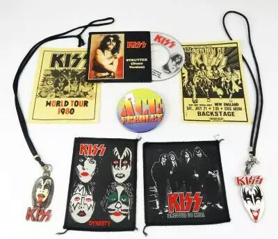 KISS - Lot de M�morabilia divers : �cussons, badges, pendentifs, mini-CD