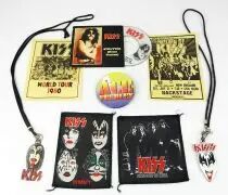 KISS - Lot de Mémorabilia divers : écussons, badges, pendentifs, mini-CD