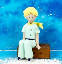 Le Petit Prince assis sur la caisse (A. de St. Exupery) - figurine PVC - Plastoy 2007