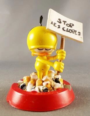 Le Piaf - Plastoy Pvc Figure 2006 - Piaf on Hashtray with Stop les Clopes Sign