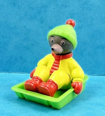 Les mondes de Petit Ours Brun - Figurine PVC Bayard Presse - Petit Ours Brun en luge