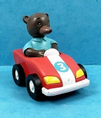 Les mondes de Petit Ours Brun - Figurine PVC Bayard Presse - Petit Ours Brun en voiture � p�dales