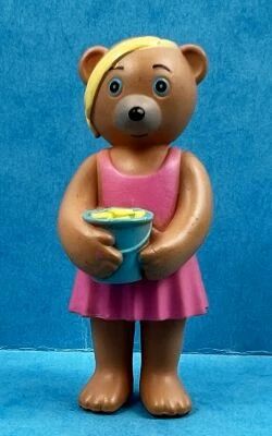 Les mondes de Petit Ours Brun - Figurine PVC Bayard Presse - Petite Oursonne et son seau