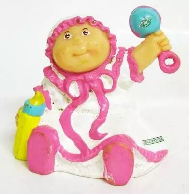 Les Patoufs - Figurine PVC 1984 - B�b� fille avec biberon et hochet