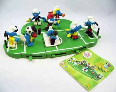 Les Schtroumpfs - McDonald 2006 Schtroumpfs \'\'Equipe de Football\'\' (Set de 8 figurines avec d�cor)