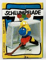 Les Schtroumpfs - Schleich - 40505 Smurf Ice Hockeying with cage (Mint in Box)