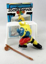 Les Schtroumpfs - Schleich - 40505 Smurf Ice Hockeying with cage (Mint in Box)