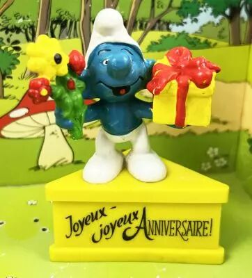 Les Schtroumpfs - Schleich - Schtroumpf avec cadeau et fleurs \'\'Joyeux Anniversaire!\'\' (socle jaune)