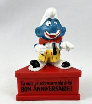 Les Schtroumpfs - Schleich - Schtroumpf clown \'\'Tu vois je schtroumpfe à toi Bon Anniversaire\'\' (socle rouge)