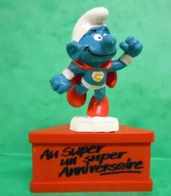Les Schtroumpfs - Schleich - Schtroumpf Superman \'\'Au Super, un super Anniversaire\'\' (socle rouge)