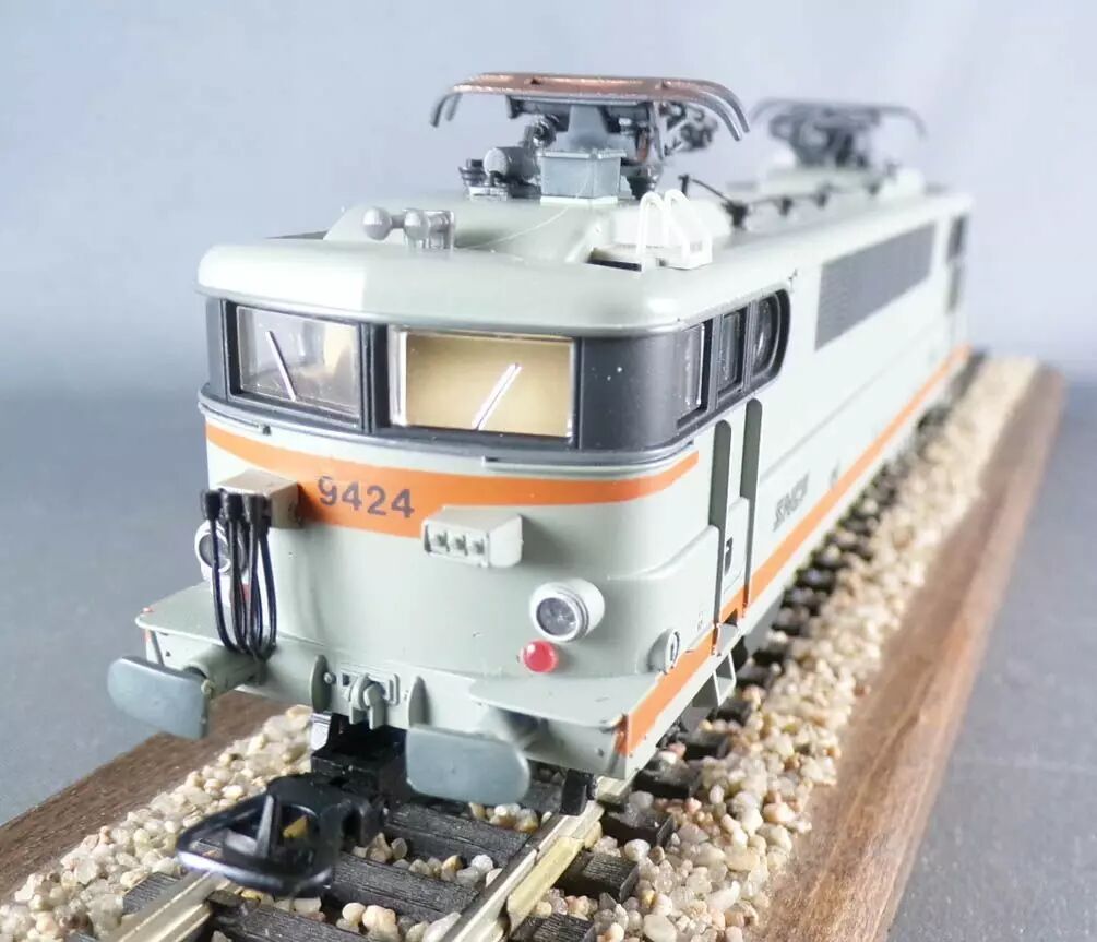 La locomotive électrique BB9223 SNCF miniature au HO de Marklin La locomotive électrique BB9223 SNCF miniature au HO de Marklin