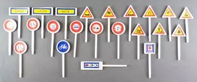 Lot 22 x Plastic Road Signs 68mm Miniature Vehicle Tour de France