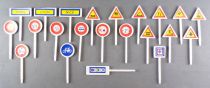 Lot 22 x Plastic Road Signs 68mm Miniature Vehicle Tour de France
