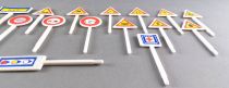 Lot 22 x Plastic Road Signs 68mm Miniature Vehicle Tour de France