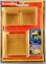 Lundby of Sweden Réf 7508 - Chambre Enfant Lit Bébé/Bureau & 2 Chaises Pin Neuf Blister Maison de Poupées