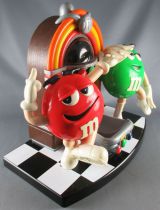 M&M\'s candy dispenser - Red & Green dansing around the juke-box