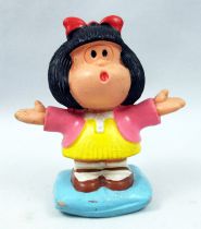 Mafalda - M+B Maia Borges - PVC Mafalda debout sur un coussin