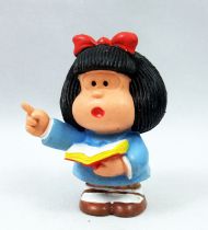 Mafalda - M+B Maia Borges - PVC Mafalda lit un livre