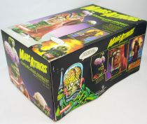 Mars Attacks! - Topps Screamin\' Model Kit - Contemplating Conquest
