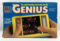 MB Electronics - Handheld Game - Genius The Electronic Mind Bending Puzzle French Box