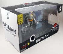 McFarlane Toys - Batman The Animated Series - Batman (with Light-up Lightning Opening Diorama)