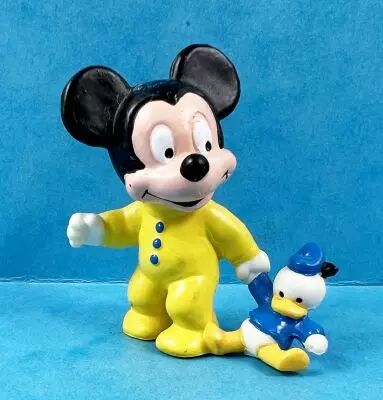 Mickey et ses amis - Figurine PVC Bullyland 1955 - B�b� Mickey (jaune) avec poup�e