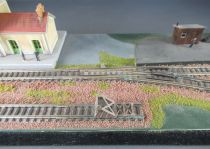 N Scale Passengers Station & Coal Depot Diorama Scene 55,5 x 13,6cm