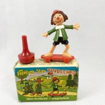 Pinocchio (Série TV) - Figurine magnétique - Pinocchio sur Skateboard - Magneto Ref.3143 (1977)