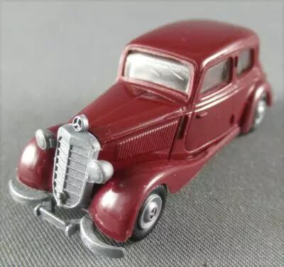 Miniature Mercedes 220 Au 1/87 - Marque Praliné - Très Bon État - Occasion